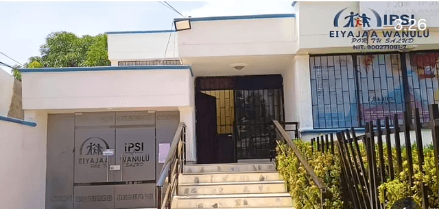 Profesional de la salud aplicando una vacuna durante una jornada de vacunación.